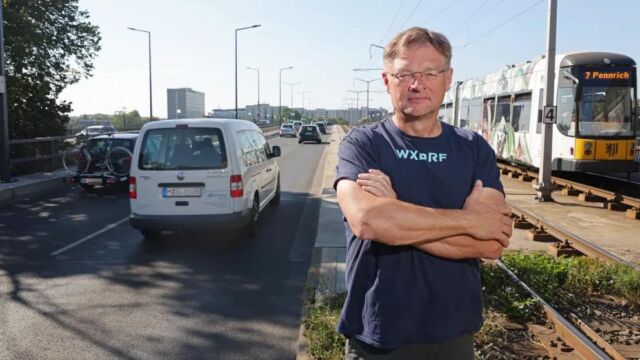 Der grüne Wahnsinn in Dresden geht weiter, obwohl die grüne Verkehrspolitik bei der letzten Stadtratswahl klar abgewählt worden ist. Auf Teufel komm raus soll noch schnell ein weiterer Verkehrsversuch durchgeführt werden. Noch teurer als der gescheiterte am Blauen Wunder und noch falscher. Jetzt will man eine ganze Autospur auf einer von Dresden wichtigsten Brücken wegnehmen. Wir wollen mit dem Team Zastrow das verhindern. Als erste Initiative unserer neuen Fraktion haben wir einen Eilantrag auf einen Stopp des Verkehrsversuches eingebracht, der gleich in der konstituierenden Sitzung des neuen Stadtrates am nächsten Donnerstag behandelt werden soll. Hier der Bild-Artikel zum Nachlesen.https://m.bild.de/regional/dresden/dresden-test-radweg-fuer-4-monate-kostet-200-000-euro-66b8a26bc10294619c933530?t_ref=https%3A%2F%2Fwww.bild.de%2Fregional%2Fdresden%2Fdresden-test-radweg-fuer-4-monate-kostet-200-000-euro-66b8a26bc10294619c933530