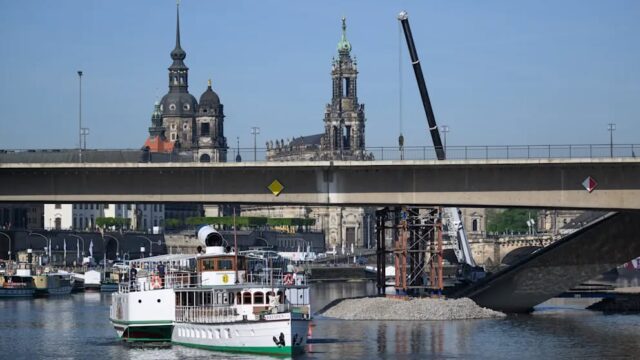 BILD Dresden fast das Handeln des grünen Verkehrsbürgermeisters rund um die Carolabrücke gut zusammen. Auch Holger Zastrow wird zitiert: „Der grüne Verkehrsbürgermeister führt seinen Kulturkampf gegen das Auto weiter. Ihm geht es gar nicht darum, die eingestürzte Carolabrücke schnell wieder aufzubauen.“
https://www.bild.de/regional/dresden/dresden-carolabruecke-koennte-erst-nach-2025-wieder-aufgebaut-werden-6815ca0710132913ef60a89f
Foto: BILD/Robert Michael/dpa