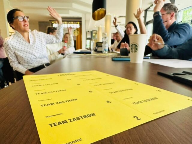 Viele Grüße von unserem kleinen Parteitag. Heute wird gewählt.
