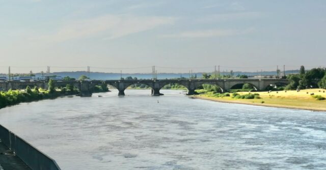 Nächster Erfolg für die Fraktion Team Zastrow: Diskutiert wird in Dresden gerade nicht nur über die Carolabrücke, sondern auch über die Marienbrücke. Wie schon mal im letzten Advent will der grüne Verkehrsbürgermeister auf der Altstädter Seite jetzt dauerhaft den Raum für den Kfz-Verkehr einschränken und die Gleise auch im Kreuzungsbereich für die Straßenbahn freihalten. Erfahrungsgemäß führt das zu minimalen Verbesserung für die Bahn, aber zu erheblich mehr Stau für den Auto- und den Wirtschaftsverkehr. Wir halten das für falsch. Mit einem Antrag wollten wir das verhindern und hatten Erfolg. Der Stadtrat stimmte am Freitag vor allem mit den Stimmen von CDU, AfD und FDP/FB für unsere Initiative.✌️ #marienbrücke